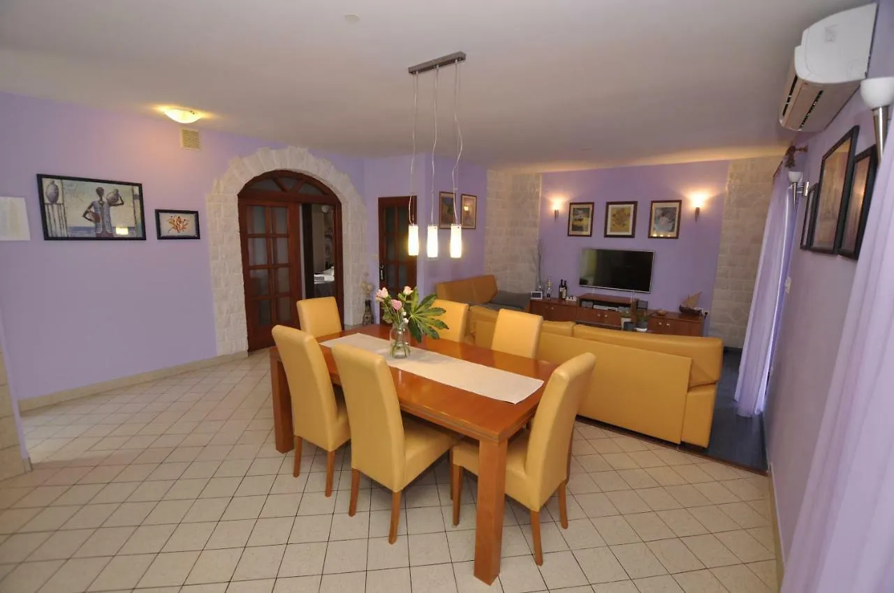 Apartment Toya Slatine 0*,