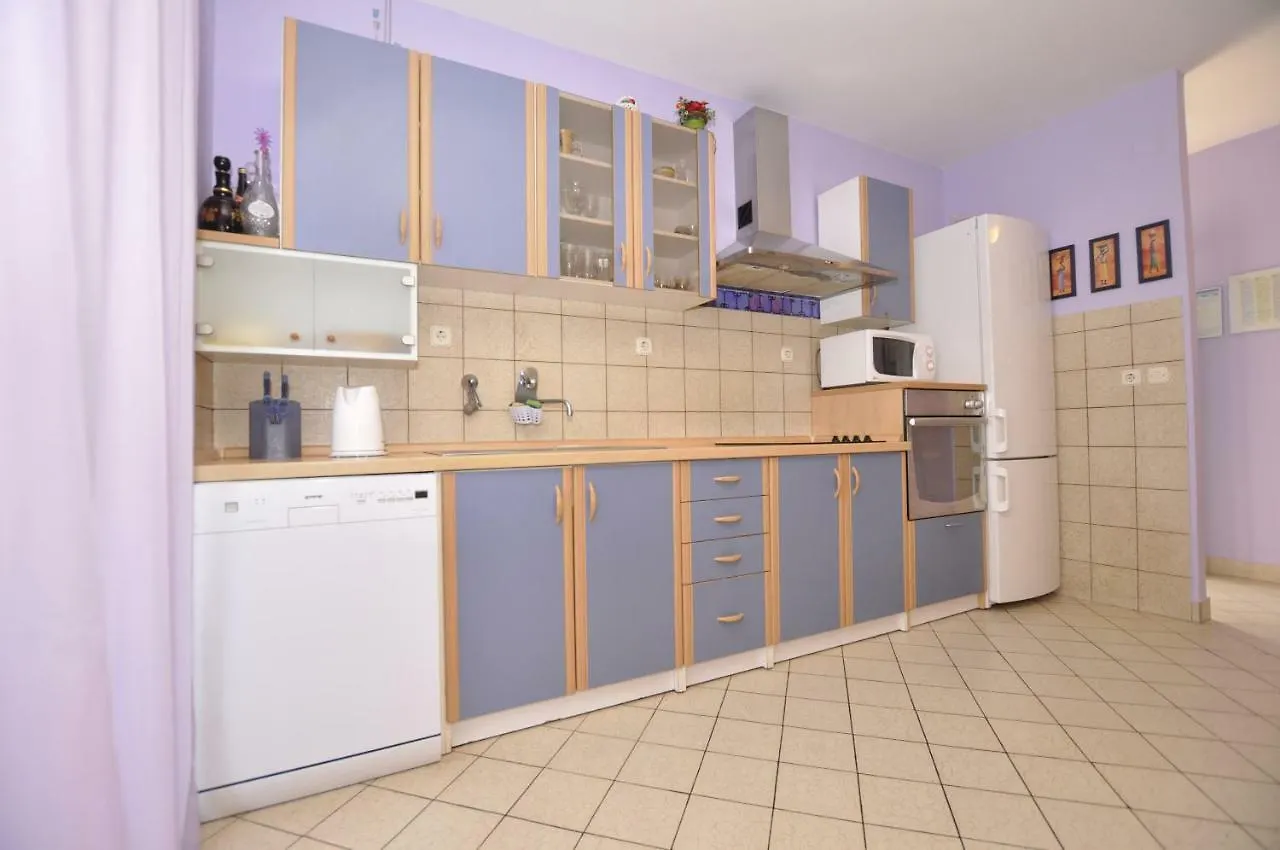 Apartment Toya Slatine 0*,