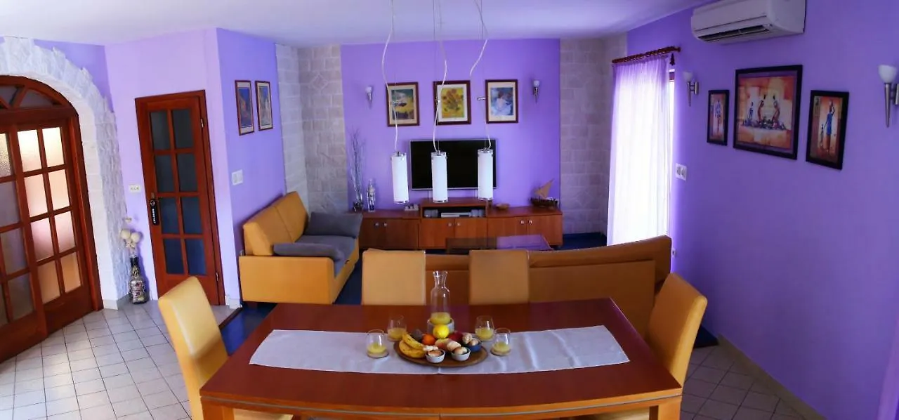 Apartment Toya Slatine 0*,